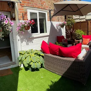 Self Contained Garden Flat Newly Refurbished Apartment