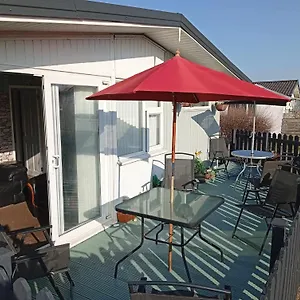 Ye Olde Wooden Seashack: Beachfront Pet-friendly Retreat Chalet